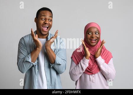 Frohes schwarzes Paar schreiend und sich anschauend Stockfoto