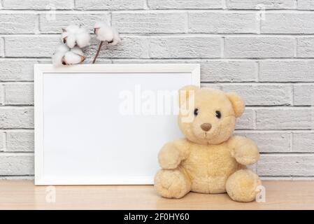 Teddybär auf Holz, Old Brick Wall als Hintergrund oder Tapete. Stockfoto