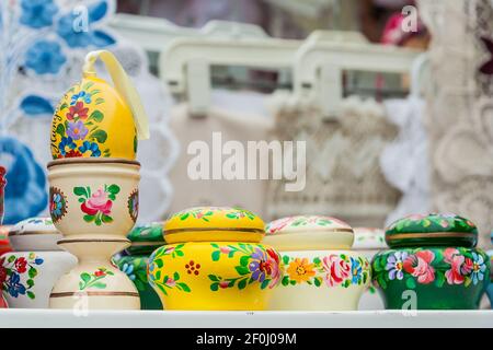 Traditionelle bunte Töpferwaren, handbemalt. Ostereier zum Verkauf auf dem lokalen Markt von Budapest, Ungarn. Stockfoto