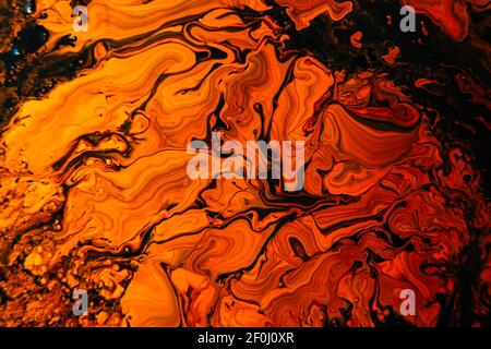 Hintergrund Mit Gemischten Flüssigen Schwarzen Und Orangefarbenen Farben. Abstrakte Flüssige Acryl-Malerei. Zeitgenössische Kunst Stockfoto
