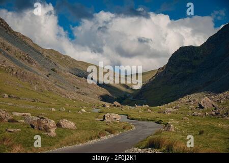 Die Landschaft der Landstraße durch Bergkette im Lake District National Park, Cumbria, Großbritannien Stockfoto