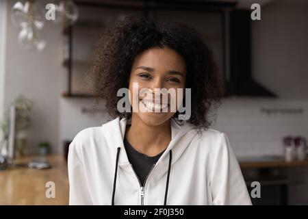 Kopf erschossen Porträt lächelnd afroamerikanische Frau macht Videoanruf Stockfoto