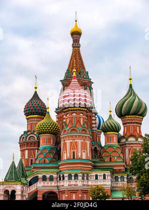 Bunte Zwiebelkuppeln der Kathedrale von St. Basil, Roter Platz, Moskau, Russische Föderation Stockfoto