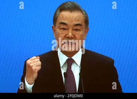 Peking, China. März 2021, 07th. Der chinesische Staatsrat und Außenminister Wang Yi spricht auf einem Fernsehbildschirm (wegen Pandemie) bei seiner jährlichen Pressekonferenz während der Parlamentssitzungen des Landes in Peking am Sonntag, dem 7. März 2021. Wang drängte die USA, "unvernünftige" Eindämmungen bei der Zusammenarbeit So bald wie möglich zu beseitigen und gemeinsam an gemeinsamen Interessen wie dem Klimawandel zu arbeiten. Letzte Woche US-Joe Biden aus China als eine "wachsende Rivalität" und ernsthafte Herausforderung vor den USA ausgemacht.Foto von Stephen Shaver / UPI Kredit: UPI / Alamy Live News Stockfoto