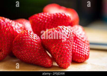 Frische, reife Erdbeeren auf einem Schneidebrett. Gesunde Ernährung in großbritannien Stockfoto