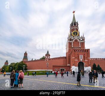 Spasskaja-Turm und Kremltürme, Kremlmauer, Roter Platz, Moskau, Russische Föderation Stockfoto