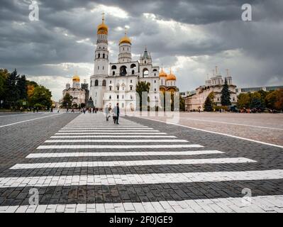 Ivanovskaja-Platz mit goldenen Kuppeln von Kathedalen und dem großen Iwan-Kirchturm, Kreml, Moskau, Russland Stockfoto