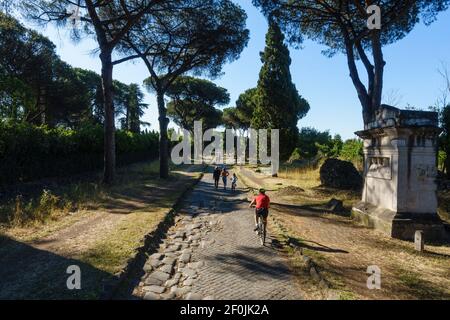 Rom. Italien. Menschen wandern und radeln auf der Via Appia Antica (Appian Way). Rechts, altes römisches Grab der Rabiri (Tomba dei Rabiri). Stockfoto