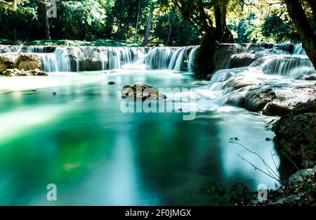 Langzeitbelichtung des Huay Mae Khamin Wasserfalls im Srinakarin Dam Nationalpark. Kanchanaburi Thailand. Wasserfall tropischen Wald Stockfoto