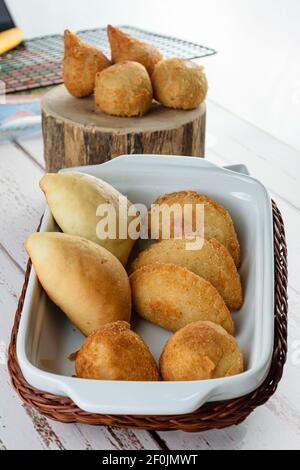 Gebratene und geröstete brasilianische Savorys. Sie werden auf Partys mit Bier oder alkoholfreien Getränken serviert. Stockfoto