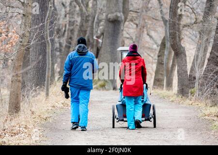 Braunschweig, Deutschland. März 2021, 07th. Eine Familie spaziert bei bewölktem Wetter durch eine Allee im Naturschutzgebiet Riddagshausen (NSG). Quelle: Hauke-Christian Dittrich/dpa/Alamy Live News Stockfoto