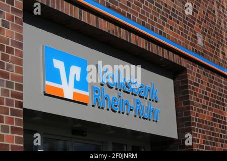 Duisburg, Deutschland - März 1. 2021: Nahaufnahme der Logo-Beschriftung der Volksbank Rhein Ruhr an der Wand des Bankgebäudes Stockfoto