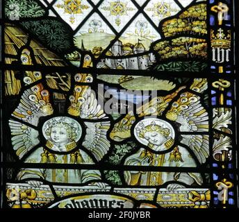 Detail eines Buntglasfensters von C E Kempe & Co., das Engel mit einer Schriftrolle zeigt; Binton Church, Warwickshire Stockfoto