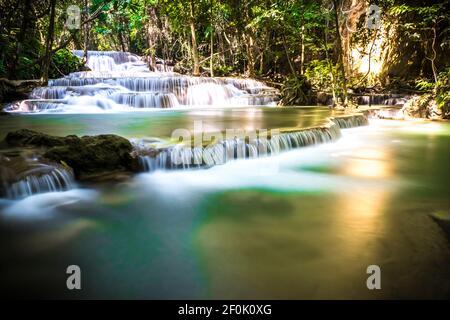 Langzeitbelichtung des Huay Mae Khamin Wasserfalls im Srinakarin Dam Nationalpark. Kanchanaburi Thailand. Wasserfall tropischen Wald Stockfoto