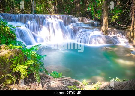 Langzeitbelichtung des Huay Mae Khamin Wasserfalls im Srinakarin Dam Nationalpark. Kanchanaburi Thailand. Wasserfall tropischen Wald Stockfoto