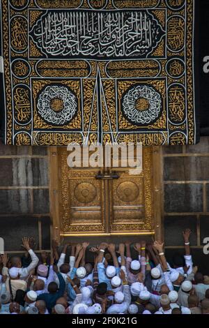 Die Tür der Kaaba - Multazam. Muslimische Pilger in Bewegung vor der Tür der heiligen Kaaba. Stockfoto