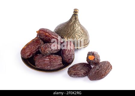 HURMA, Termine. Getrocknete Datteln Obst mit Bronzeschalen auf weißem Hintergrund. Beliebte Frucht des Ramadan. Stockfoto