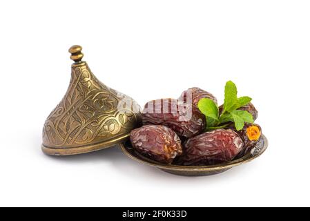 HURMA, Termine. Getrocknete Datteln Obst mit Bronzeschalen auf weißem Hintergrund. Beliebte Frucht des Ramadan. Stockfoto