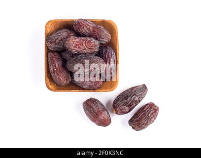 HURMA, Termine. Getrocknete Datteln Obst mit Holzplatte auf weißem Hintergrund. Beliebte Frucht des Ramadan. Stockfoto