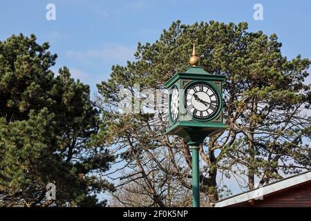 Eine Uhr im traditionellen Stil mit römischen Zahlzeichen im Devonport Park in Plymouth. Oft als der Volkspark bezeichnet, hat er eine starke Gefolge gefunden Stockfoto