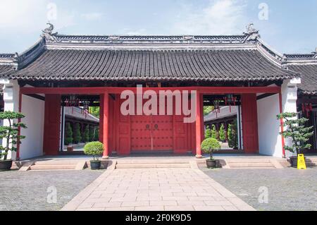 Ein leerer Innenhof und Tor im shanghai konfuzius Tempel in shanghai china an sonnigen Tag. Stockfoto