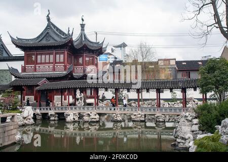 Blick auf den Pavillon des Hörens der Wogen, den Yu Garten oder den Yuyuan Garten neben dem Stadtgottentempel in der nordischen Altstadt. Foto: Bo Arrhed Stockfoto