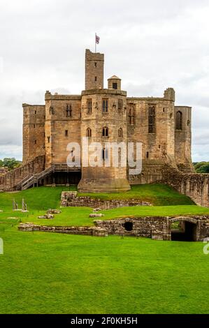 Der impressive14th Jahrhundert Keep von Warkworth Castle in der gebaut Form eines griechischen Kreuzes auf einer früheren motte gebaut Von dem 1st Earl of Northumberland Stockfoto