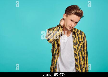 Junge müde Mann Porträt, blauer Hintergrund, Emotion Stockfoto