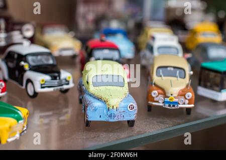 Retro-bunte Sport Spielzeugautos Stockfoto