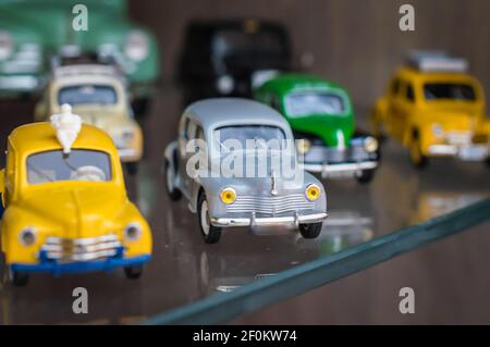 Retro-bunte Sport Spielzeugautos Stockfoto