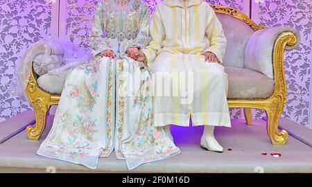 Kleiden Sie die Braut und Bräutigam in der Hochzeit. Kaftan Marokkaner und Jellaba Stockfoto