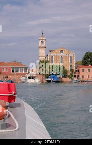 Blick auf die farbenfrohen venezianischen Häuser entlang des Kanals zu den Inseln Murano in Venedig Stockfoto