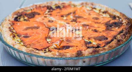 Pizza mit Meeresfrüchten und Lachsfisch Stockfoto