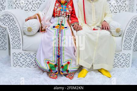 Kleiden Sie die Braut und Bräutigam in der Hochzeit. Kaftan Marokkaner und Jellaba Stockfoto