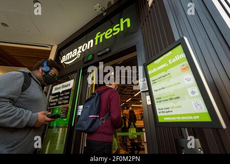 London, Großbritannien. 7. März 2021. Kunden betreten am ersten Eröffnungswochenende den neuen 2.500 Quadratmeter großen Amazon Fresh Store in Ealing, West London. Es ist der erste "Just Walk Out" Lebensmittelgeschäft in Großbritannien und der erste außerhalb der USA. Als „kontaktloser“ Shop steht er allen bei Amazon angemeldeten und mit der App auf ihrem Smartphone zur Verfügung. In-Store-Kameras und künstliche Intelligenz überwachen Kunden, die Artikel abholen, die einfach gehen und die Abrechnung erfolgt später automatisch. Kredit: Stephen Chung / Alamy Live Nachrichten Stockfoto