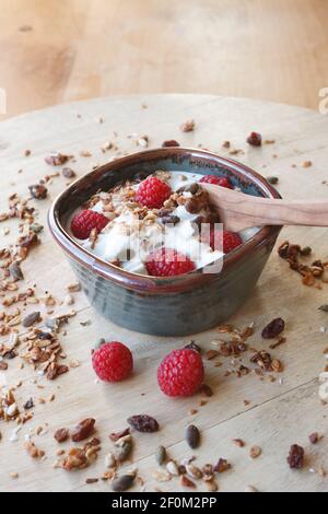 Skyr mit Himbeeren und hausgemachter Granola. Stockfoto