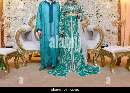 Kleiden Sie die Braut und Bräutigam in der Hochzeit. Kaftan Marokkaner und Jellaba Stockfoto