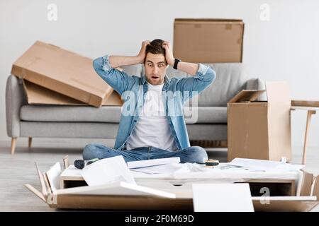 Menschliche Emotionen, Probleme mit der Möbelmontage und schwierige Reparaturen Stockfoto