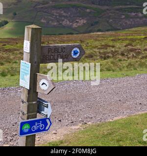 Reitweg/Wanderweg Wegweiser auf die Esk Valley Laufsteg auf der North York Moors Stockfoto