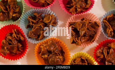 Vollbild von Schokolade knusprigen Kuchen in farbigem Papier Fälle Stockfoto