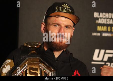 Las Vegas, Nevada, Las Vegas, NV, USA. März 2021, 7th. Las Vegas, NV - März 6: Jan BÅ‚achowicz interagiert mit Medien nach der UFC 259 Blachowicz / Adesanya Veranstaltung am UFC Apex am 6. März 2021 in Las Vegas, Nevada, USA. Quelle: Diego Ribas/PX Imagens/ZUMA Wire/Alamy Live News Stockfoto
