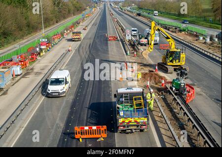 Langley, Berkshire, Großbritannien. März 2021, 7th. Die Autobahn M4 war an diesem Wochenende zwischen den Anschlussstellen 5 (Langley) und 6 (Slough) wieder in beide Richtungen geschlossen. Auch die Zufahrtsstraße zur M4 in Langley wurde neu befahren. Die M4 wird zu einer Smart Motorway ausgebaut und die harte Schulter zu einer Fahrspur umgebaut. Achtunddreißig Menschen sind in den letzten fünf Jahren auf intelligenten Autobahnen in Großbritannien ums Leben gekommen. Vier Kröner haben Berichte über ihre Sorgen über ihre Angst vor zukünftigen Todesfällen auf Smart Highways geschrieben und eine Antwort von Highways England wird erwartet. Quelle: Maureen McLean/Alamy Stockfoto