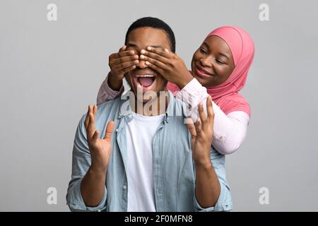 Ziemlich schwarze Dame in Hijab bedeckt ihre emotionale Freund Augen Stockfoto