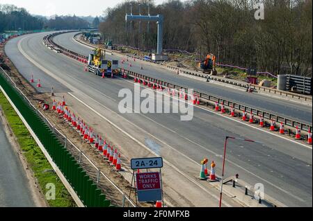 Langley, Berkshire, Großbritannien. März 2021, 7th. Die Autobahn M4 war an diesem Wochenende zwischen den Anschlussstellen 5 (Langley) und 6 (Slough) wieder in beide Richtungen geschlossen. Auch die Zufahrtsstraße zur M4 in Langley wurde neu befahren. Die M4 wird zu einer Smart Motorway ausgebaut und die harte Schulter zu einer Fahrspur umgebaut. Achtunddreißig Menschen sind in den letzten fünf Jahren auf intelligenten Autobahnen in Großbritannien ums Leben gekommen. Vier Kröner haben Berichte über ihre Sorgen über ihre Angst vor zukünftigen Todesfällen auf Smart Highways geschrieben und eine Antwort von Highways England wird erwartet. Quelle: Maureen McLean/Alamy Stockfoto