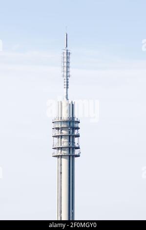 Nahaufnahme eines hohen Sendeturms in Arnheim, Niederlande Stockfoto
