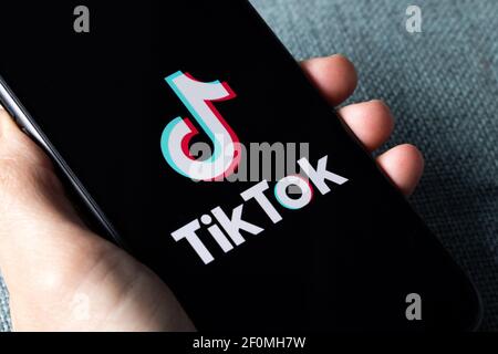TikTok-Anwendungssymbol auf dem Apple iPhone 11-Bildschirm Nahaufnahme. Hand halten Smartphone mit Tik Tok Symbol. TikTok Social Media Netzwerk aus China. Stockfoto