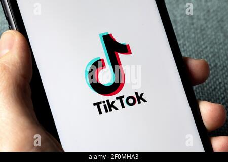 TikTok-Anwendungssymbol auf dem Apple iPhone 11-Bildschirm Nahaufnahme. Hand halten Smartphone mit Tik Tok Symbol. TikTok Social Media Netzwerk aus China. Stockfoto