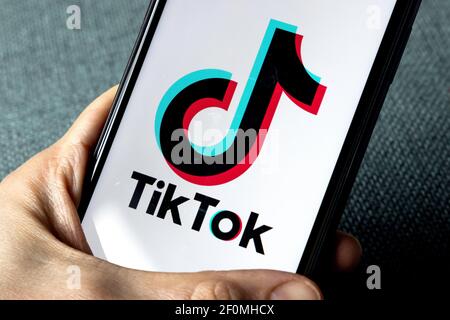 TikTok-Anwendungssymbol auf dem Apple iPhone 11-Bildschirm Nahaufnahme. Hand halten Smartphone mit Tik Tok Symbol. TikTok Social Media Netzwerk aus China. Stockfoto
