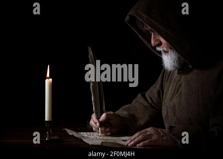 Mönch im Mittelalter schreibt einen Brief Stockfoto