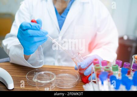 Asian Wissenschaftler Biochemiker oder Mikrobiologe arbeiten Forschung im Labor. Zum Schutz vor Ausbruch Coronavirus Covid19, Bakterien und Keimen. Stockfoto